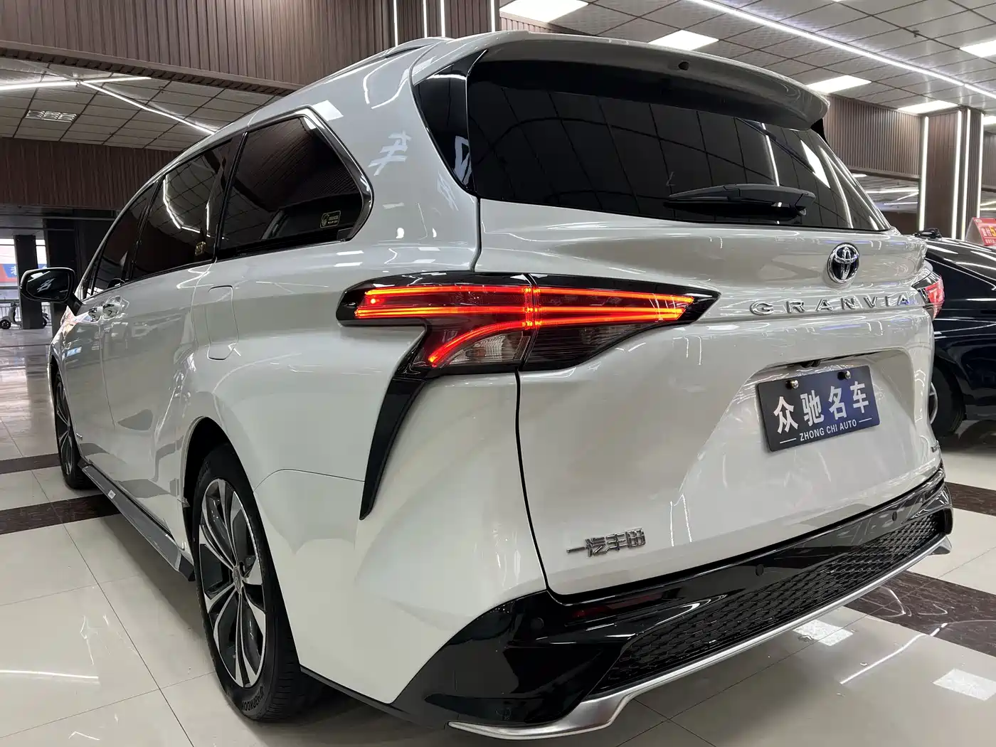 Toyota Granvia 2023 2.5L Hybrid Flagship VIP Edition фото 7