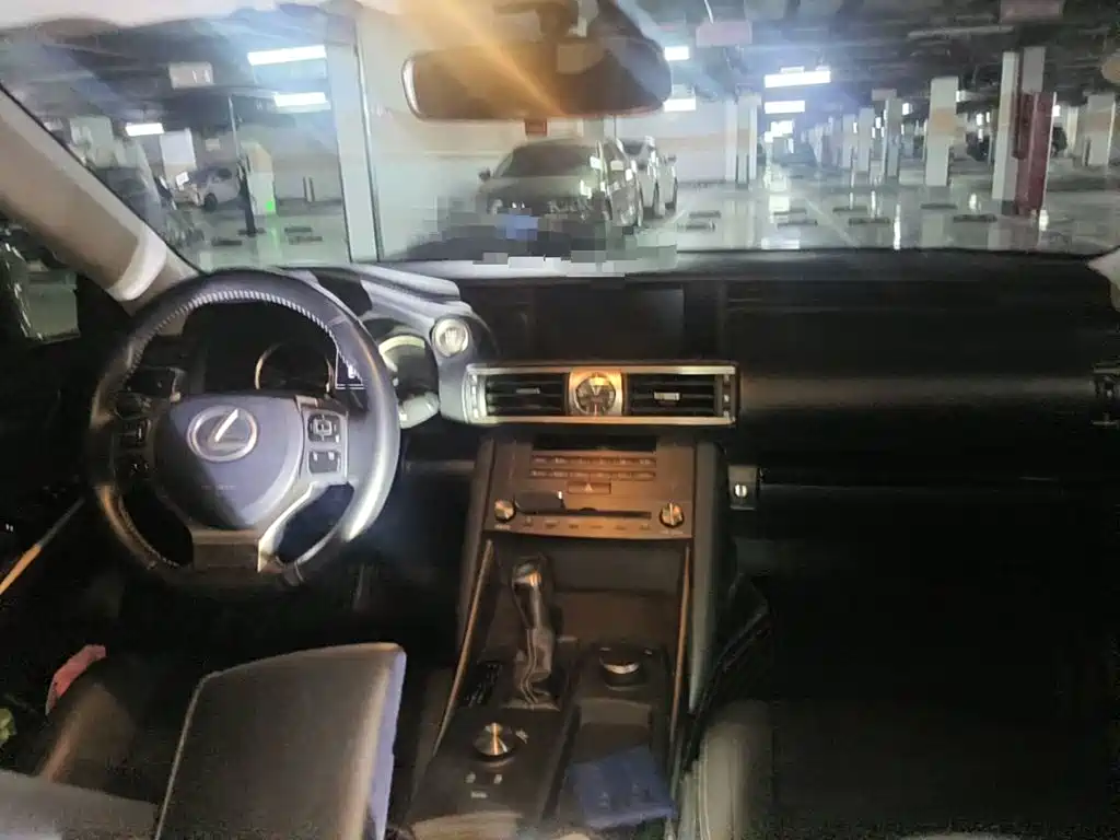 Lexus IS 2019 2017 300 Leading Edition