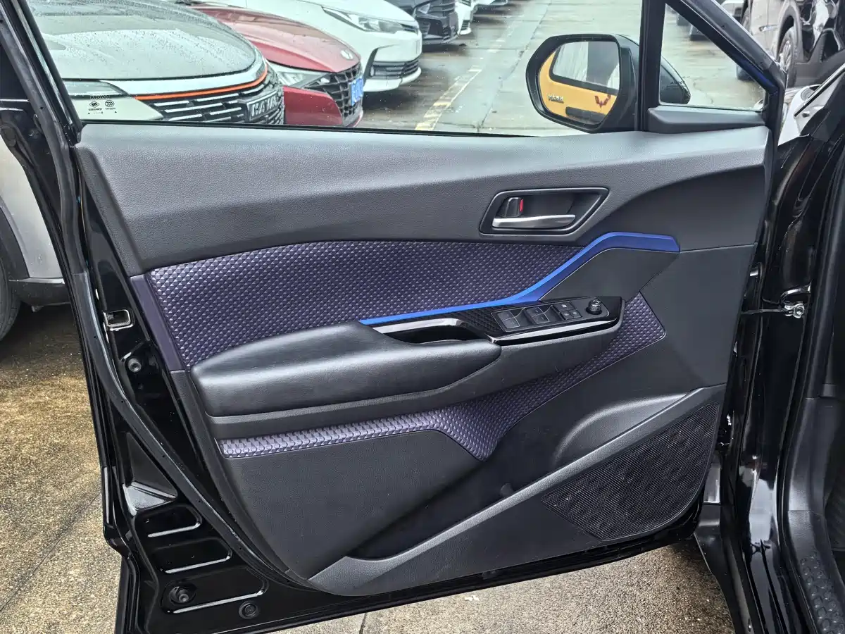 Toyota C-HR 2018 2.0L Leading Edition China V фото 10
