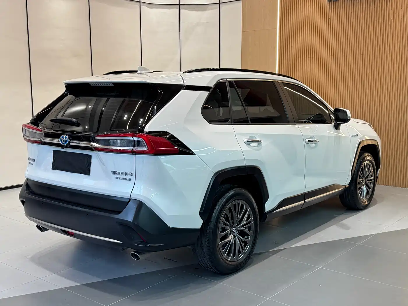 Toyota Wildlander 2023 Hybrid 2.5L E-CVT AWD Premium Edition фото 18