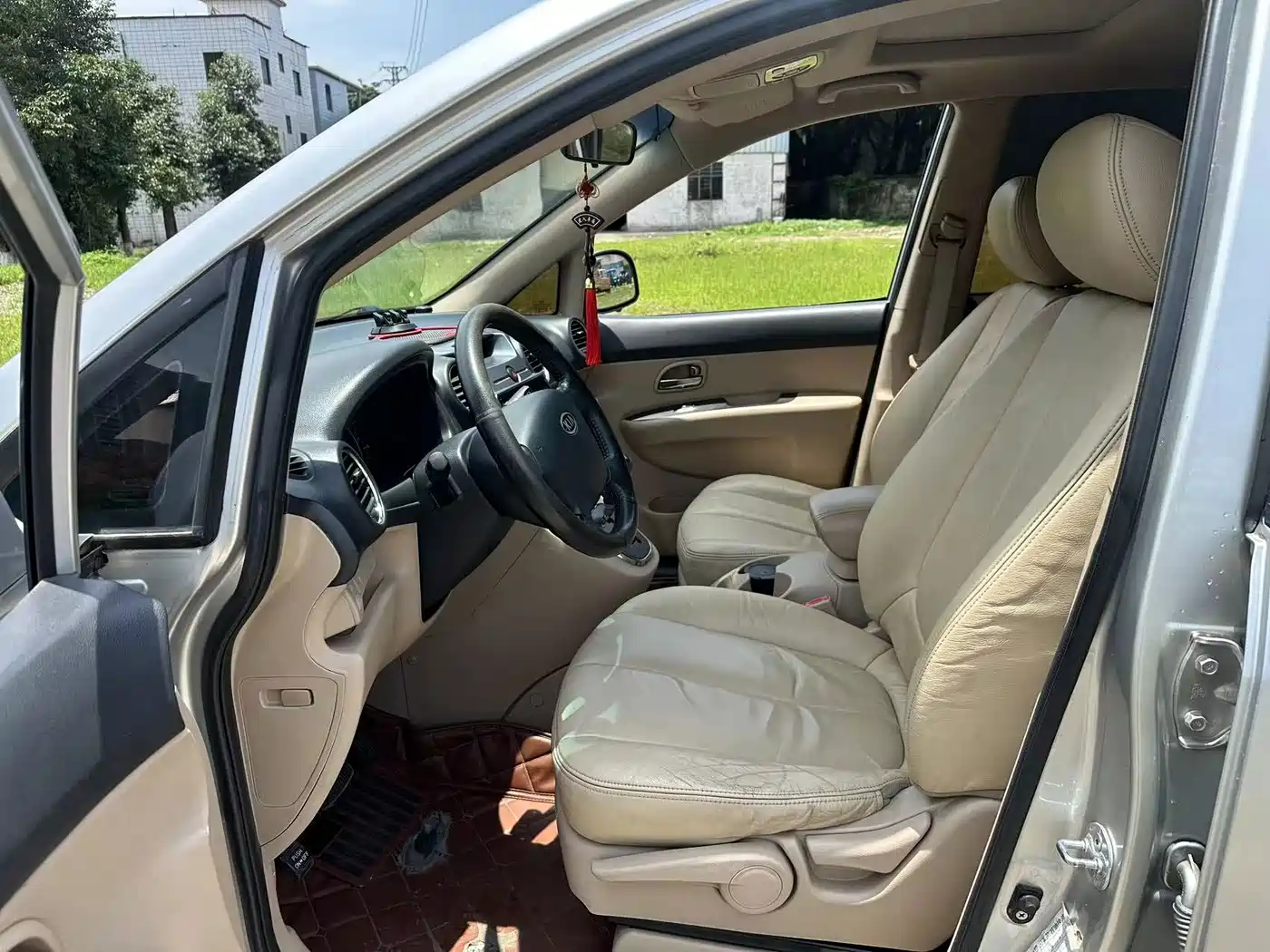 Kia Carens 2011 2011 2.0L 7-seat Automatic Comfort