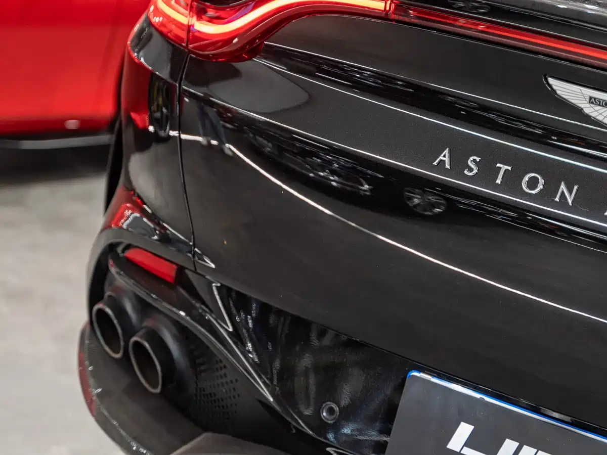 ASTON MARTIN DBX
