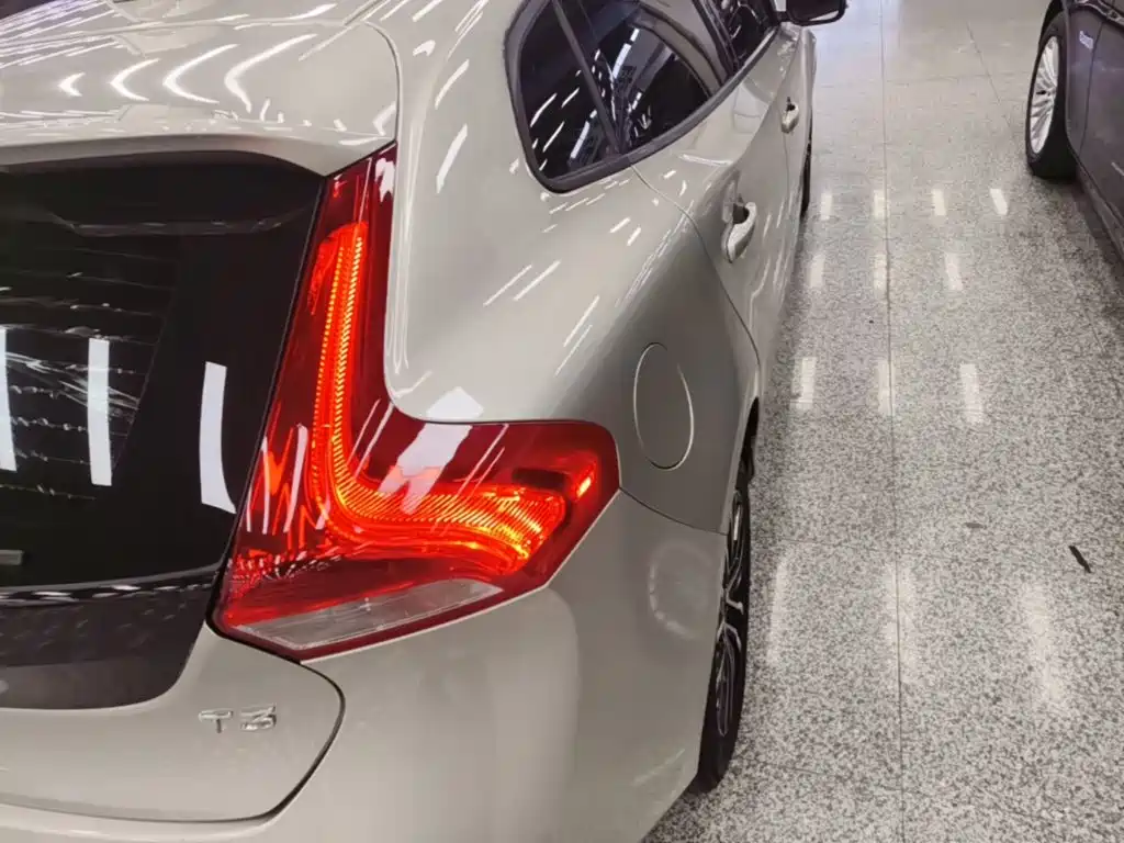 صورة 8 - Volvo V40