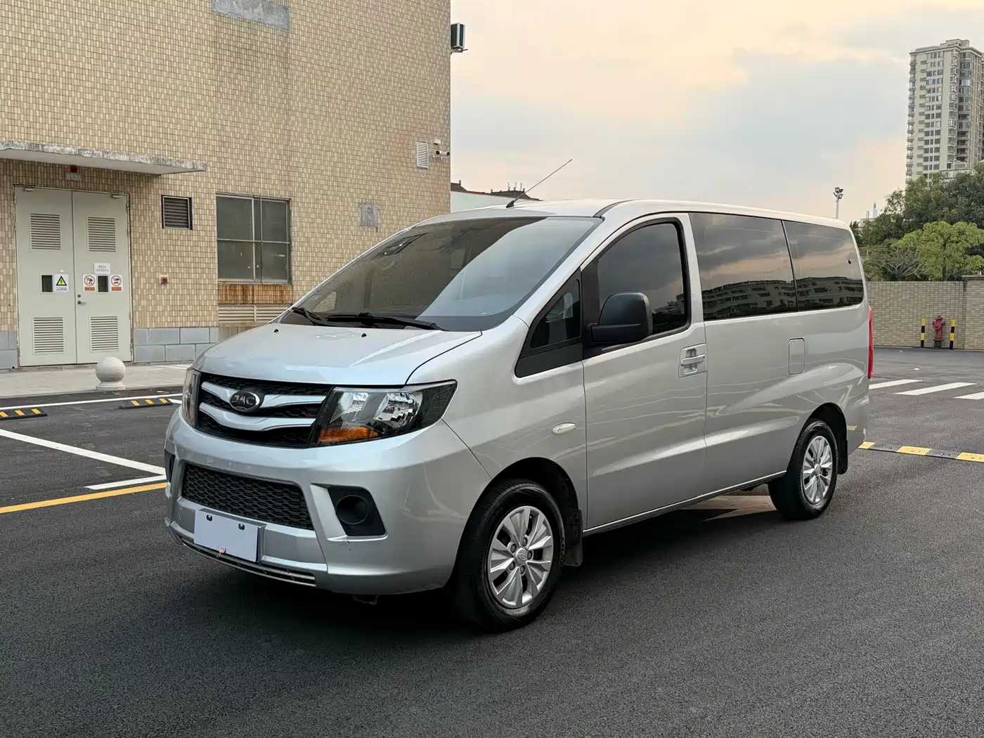JAC Refine M3 2022 2022 PLUS 1.8L 7-Seater Standard
