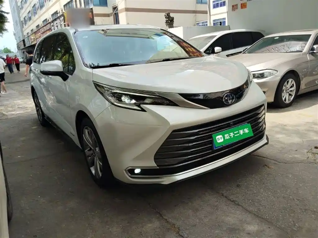 Toyota Sienna 2023 2.5L Hybrid Premium Edition фото 22
