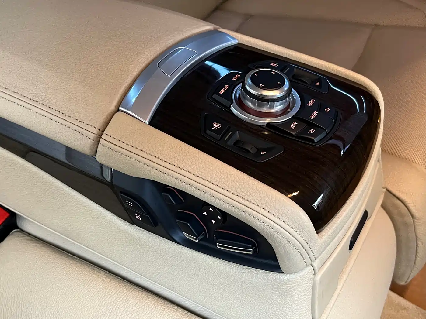 BMW 7 Series 2010 750Li фото 26