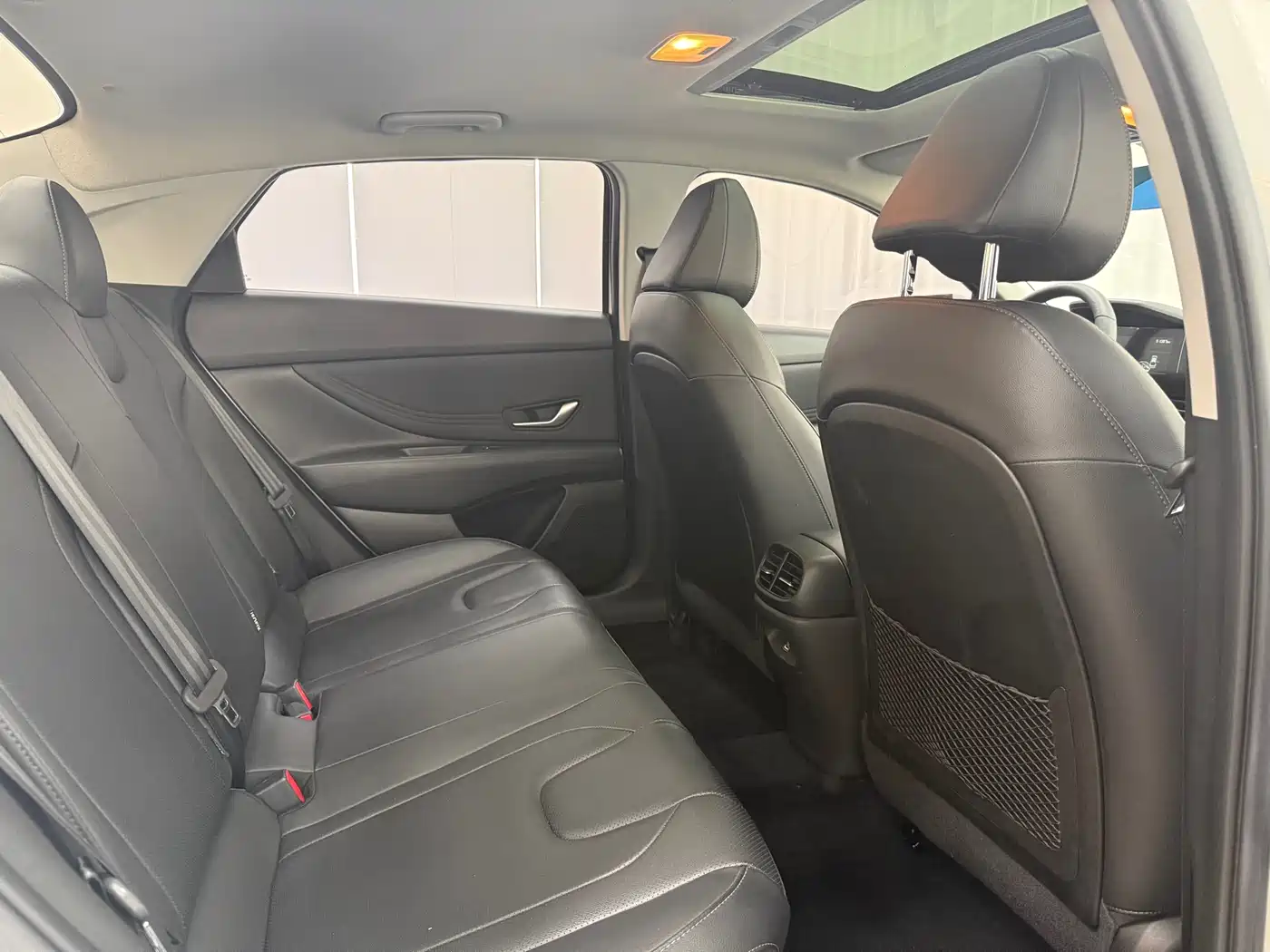 Hyundai Elantra 2022 1.5L CVT LUX Premium Edition фото 9