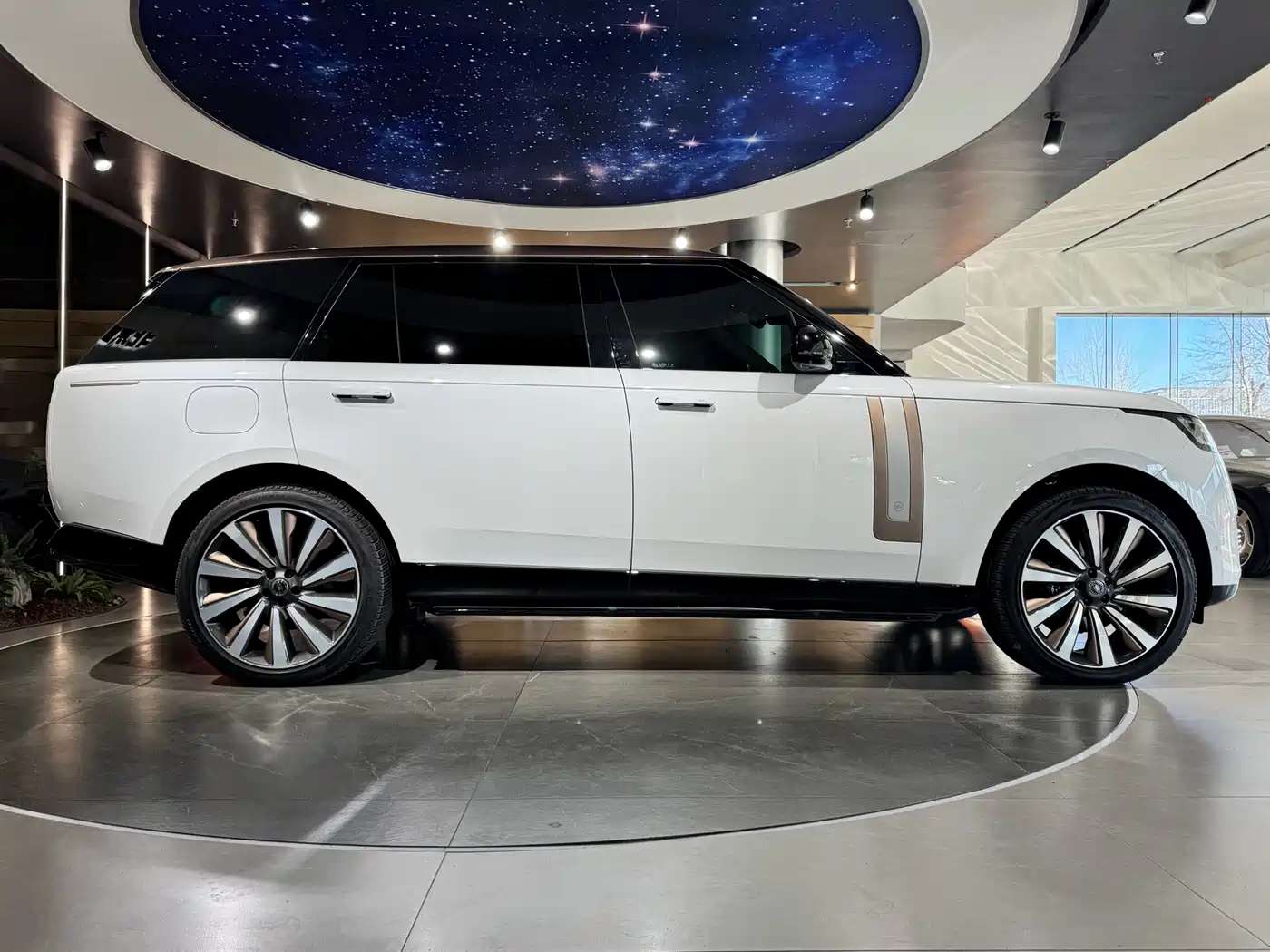 Land Rover Range Rover 2024 3.0 L6 400PS SV Prestige Genesis Extended 4-Seater фото 7
