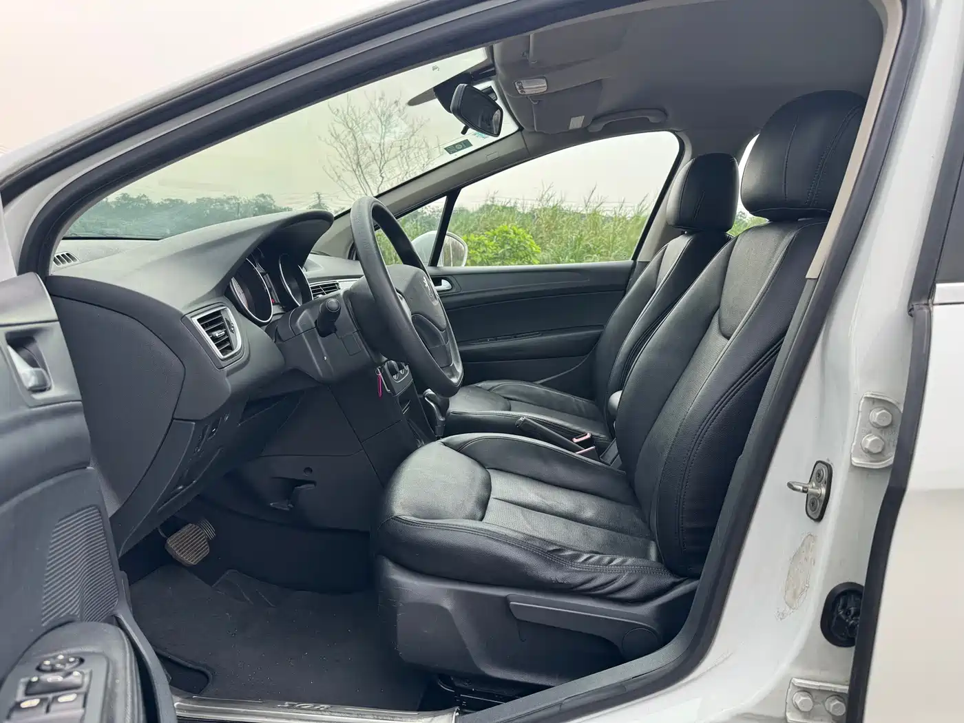 Peugeot 308 2014 Model Joy Edition Classic 1.6L Automatic Superior Style фото 5
