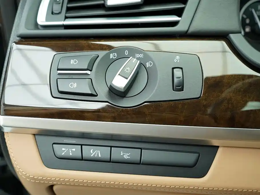 BMW 7 Series 2010 760Li фото 10