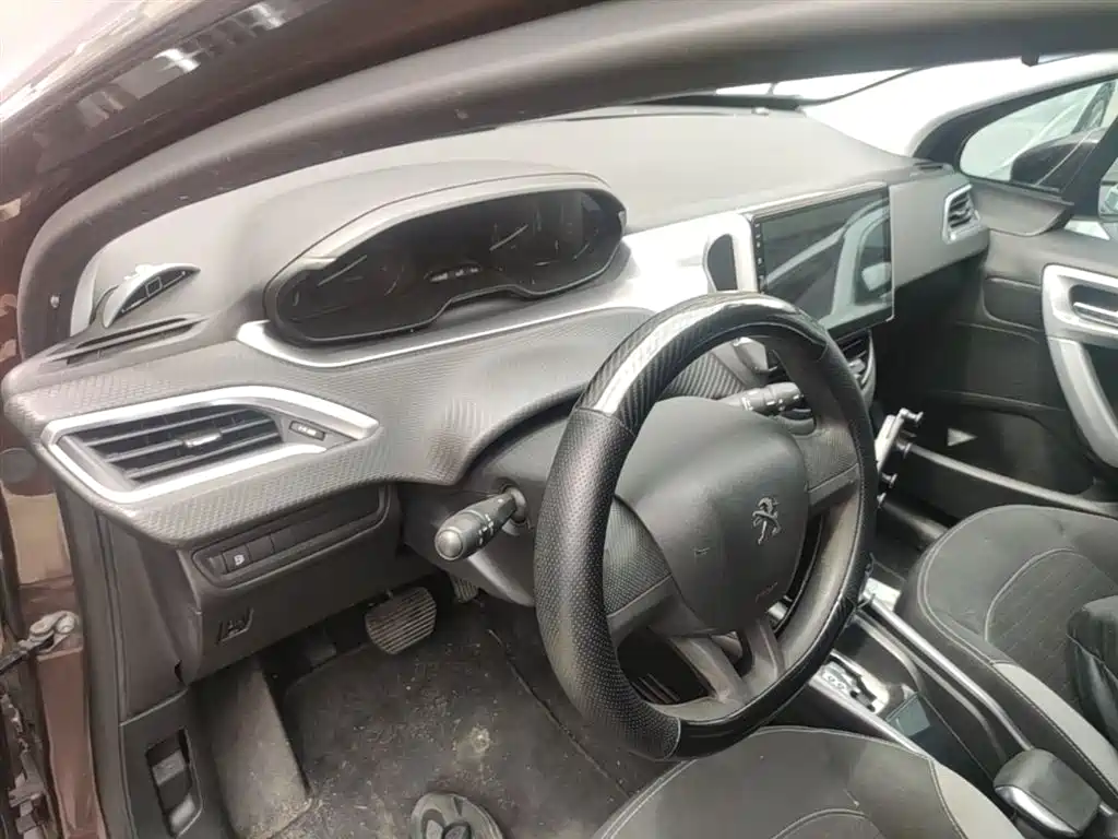 Peugeot 2008 2014 1.6L Automatic Trend Edition фото 10