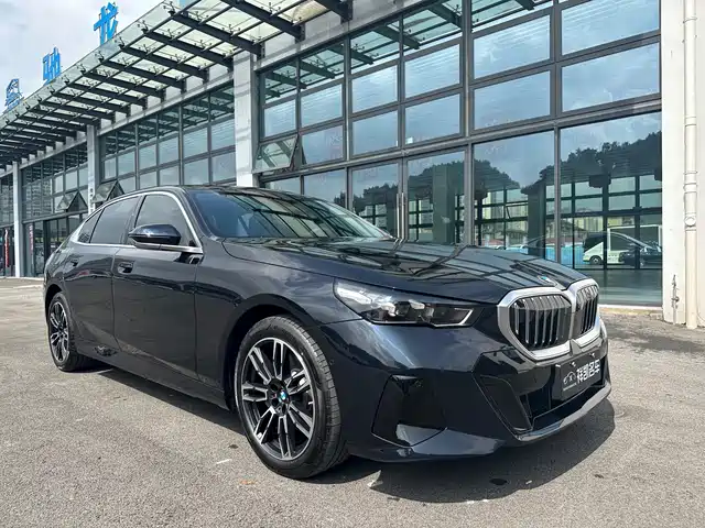 BMW 5 Series 2026 530Li Leading M Sport Package — фото 3