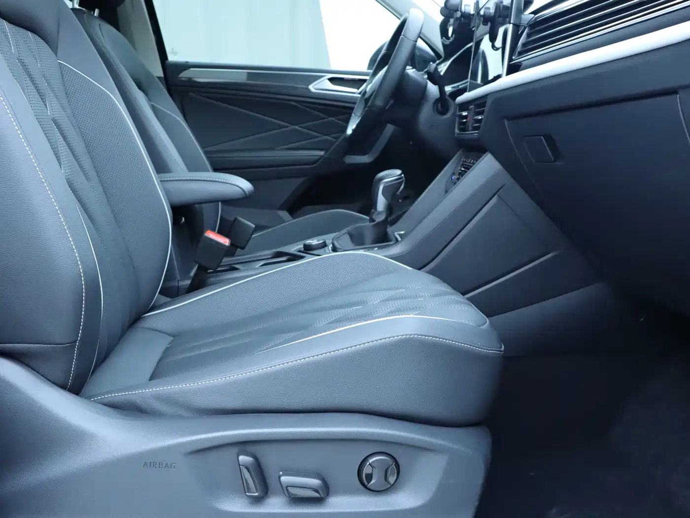 Volkswagen Tiguan L 2023 Facelift 380TSI Auto 4WD R-Line Cross Enjoy Edition 7-Seater фото 7