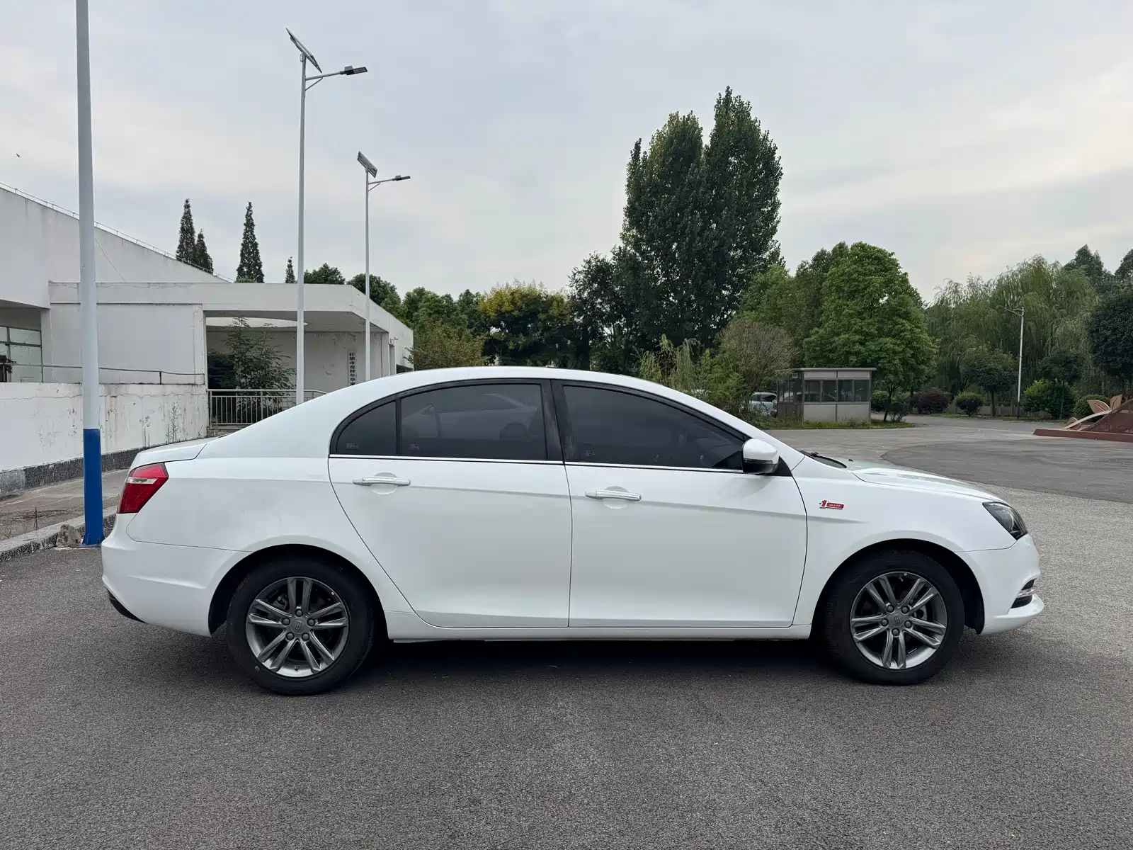 Фото 8 - Geely Emgrand