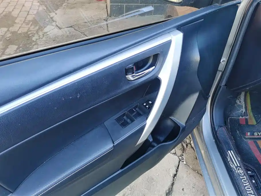Toyota Corolla 2017 Facelift Hybrid 1.8L E-CVT Elite Edition фото 7