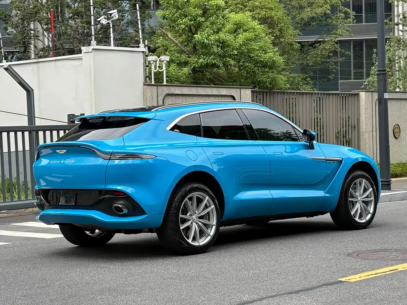 Photo 6 - Aston Martin DBX