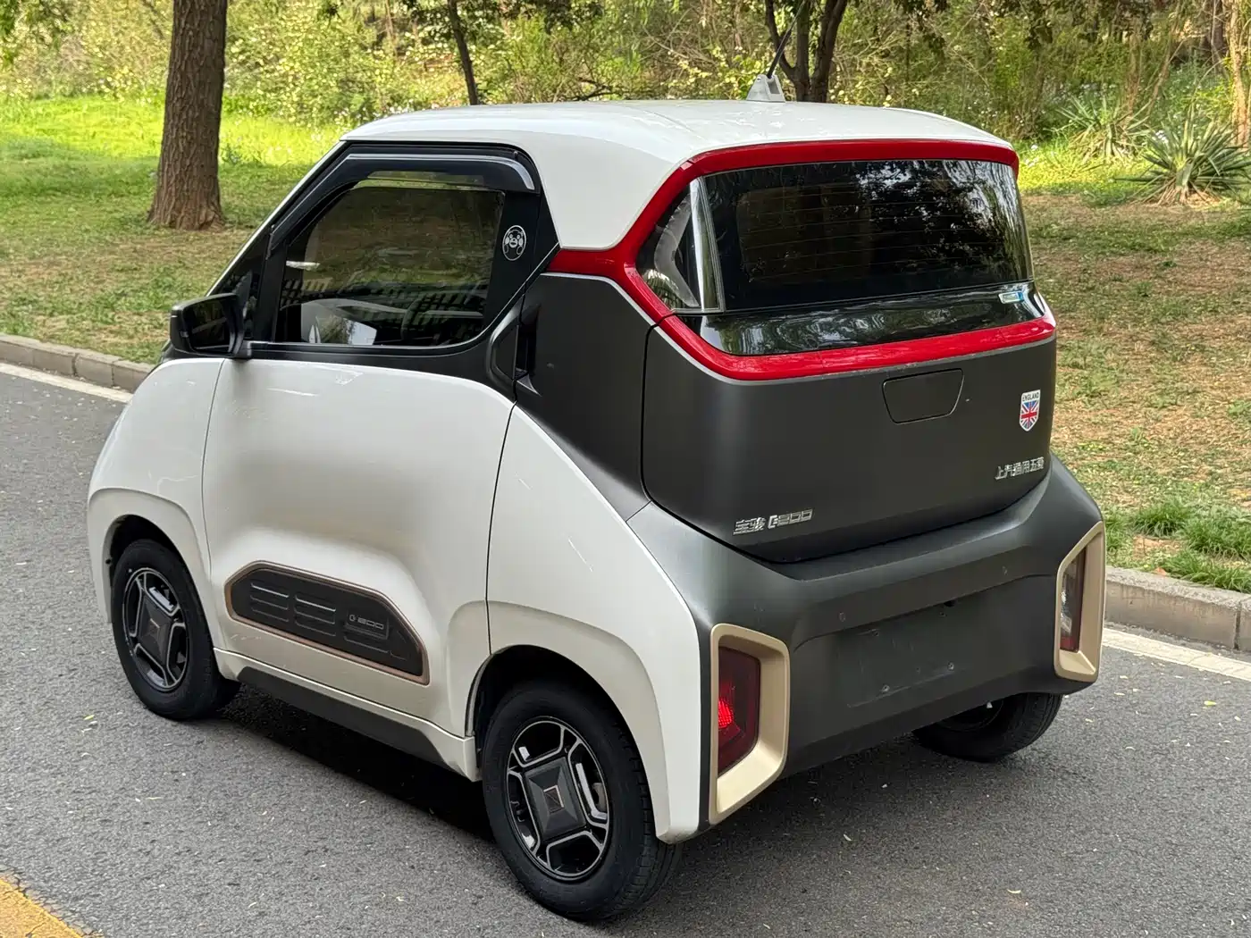 BAOJUN E200