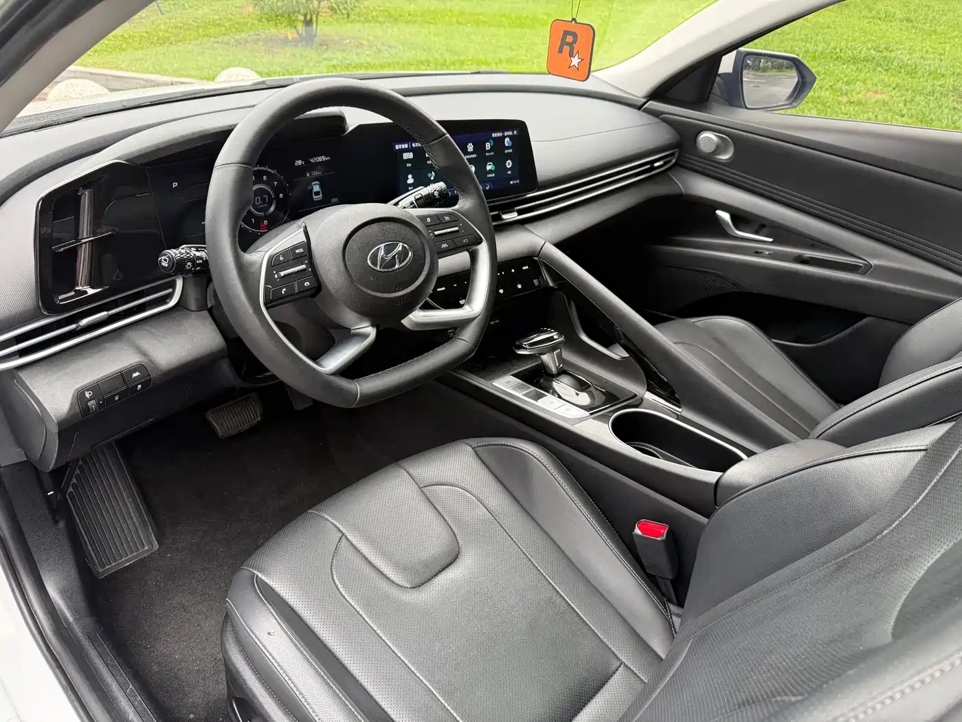 Hyundai Elantra 2022 1.5L CVT LUX Premium Edition фото 11