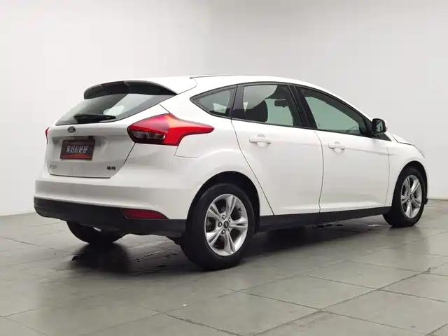 Ford Focus 2015 Hatchback 1.6L Automatic Comfort — фото 2
