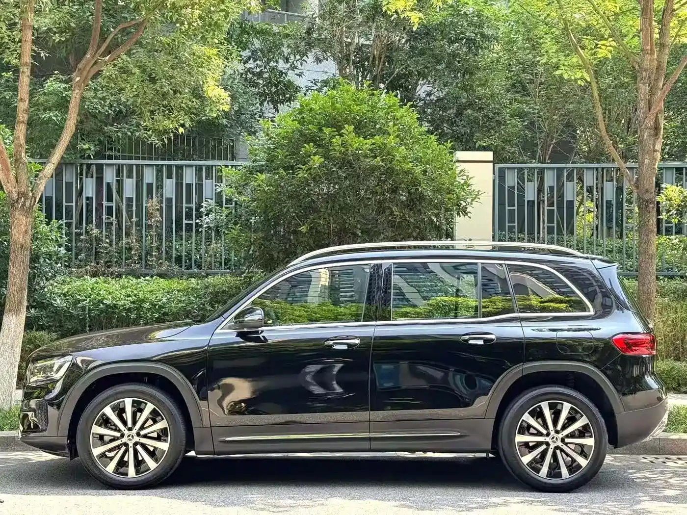 Photo 3 - Mercedes-Benz GLB