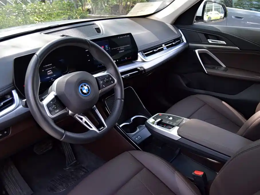 BMW iX1 2025