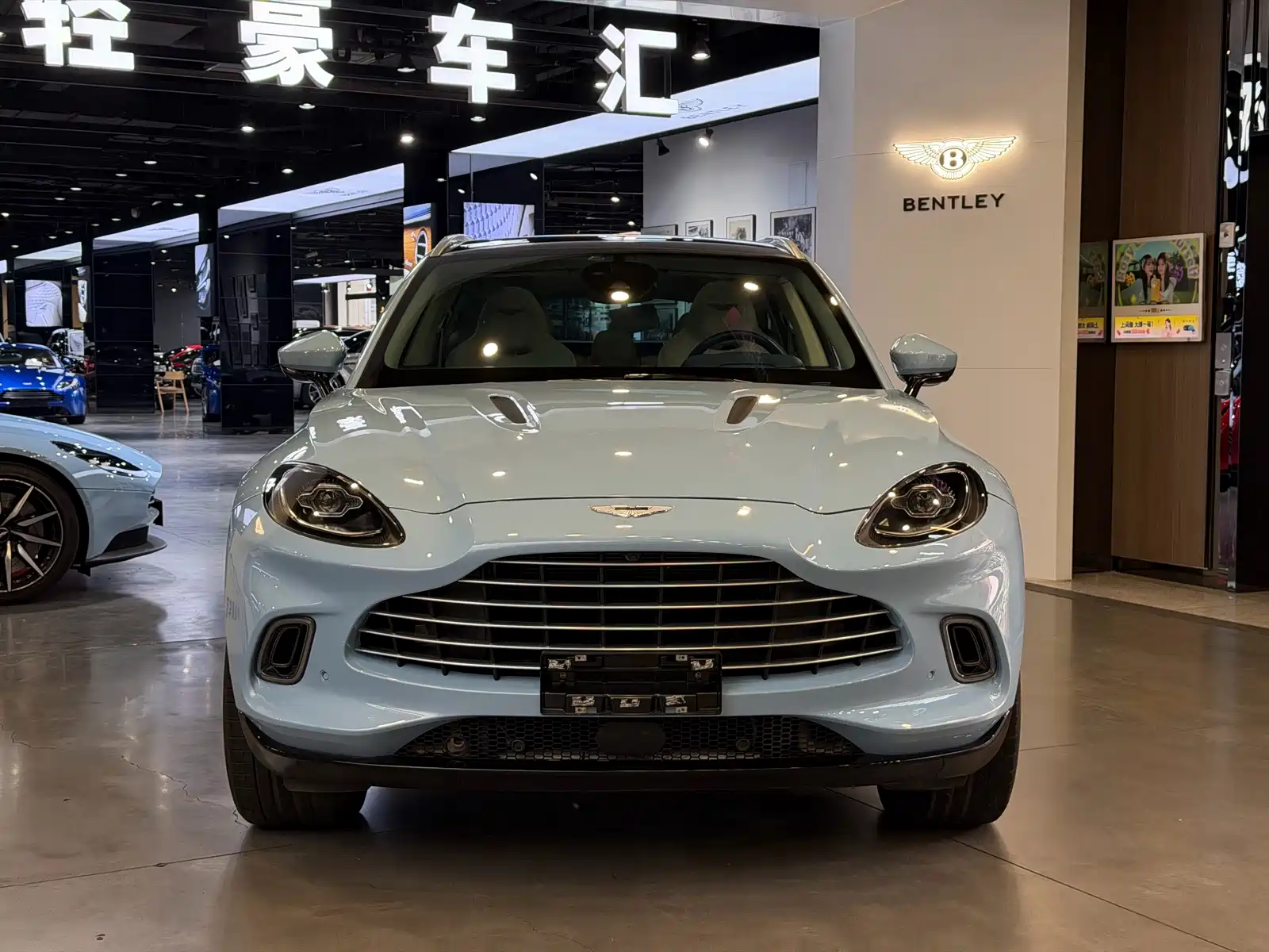 Фото 2 - Aston Martin DBX