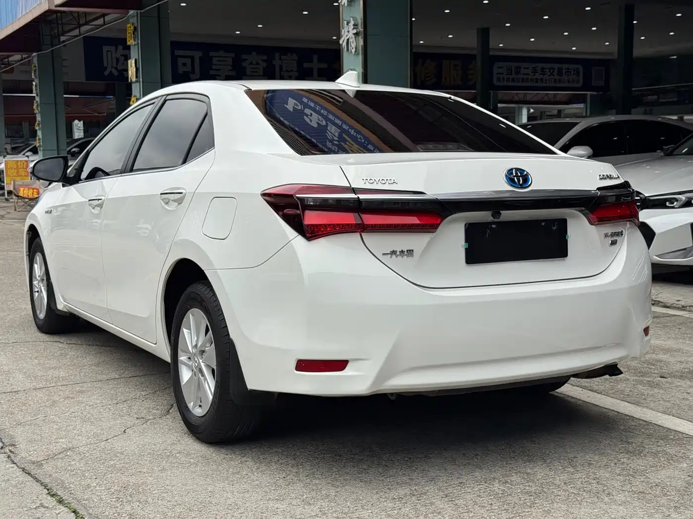 Toyota Corolla 2016 Dual Hybrid 1.8L E-CVT Pioneer Edition фото 18