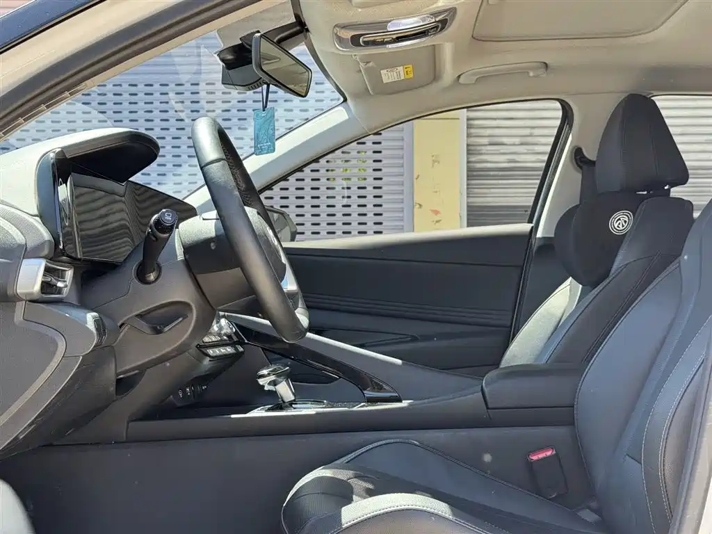 Hyundai Elantra 2023 Model 1.5L CVT LUX Premium Edition фото 4