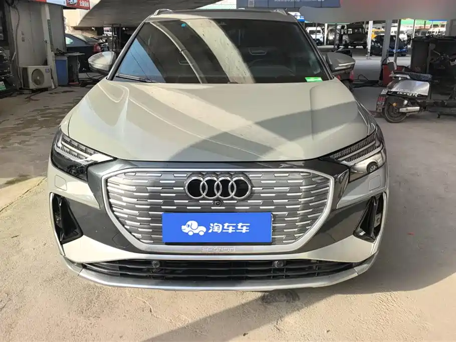AUDI Q4 E TRON