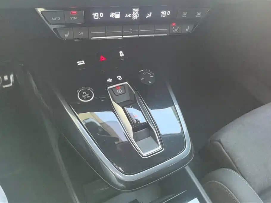 AUDI Q4 E TRON