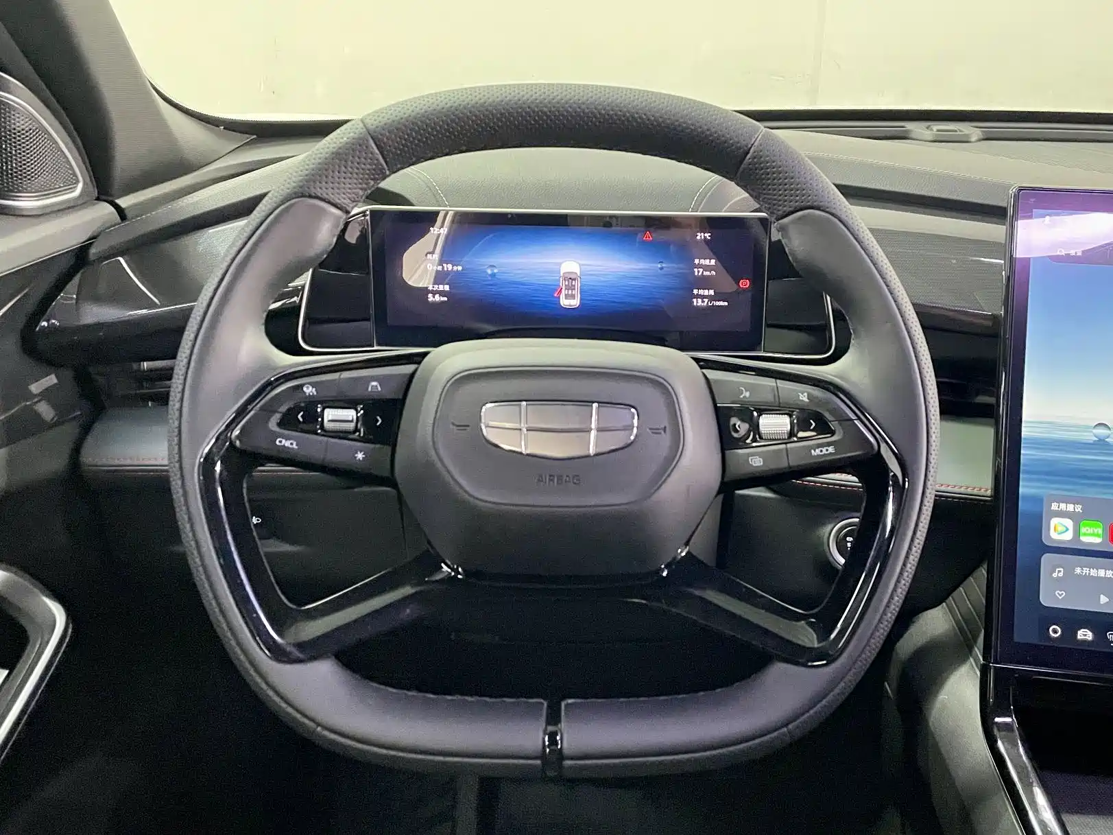 Фото 12 - Geely Atlas