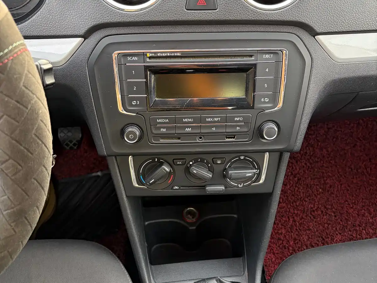 Photo 16 - Volkswagen Jetta