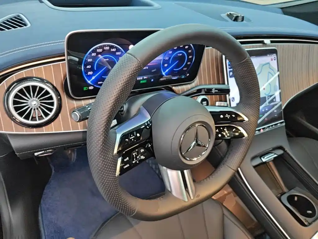 Фото 10 - Mercedes-Benz EQE