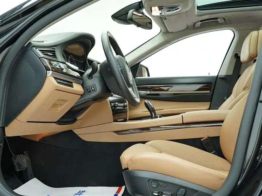 BMW 7 Series 2010 760Li фото 8
