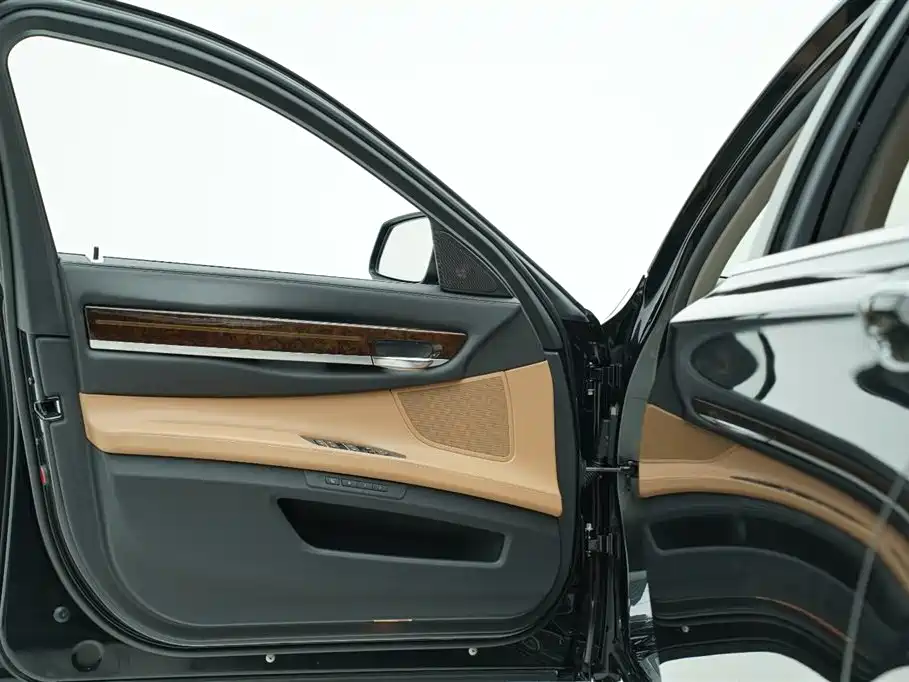 BMW 7 Series 2010 760Li фото 11