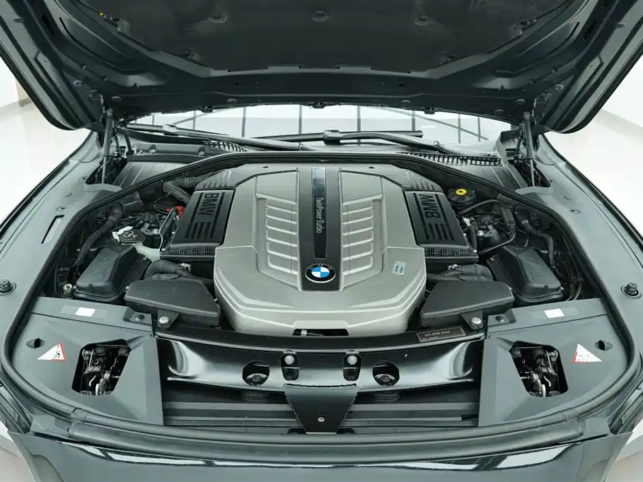 BMW 7 Series 2010 760Li фото 17