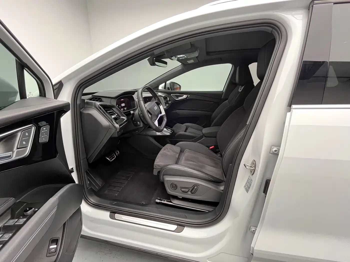 Audi Q4 e-tron 2022 50 e-tron quattro Innovation Edition фото 15