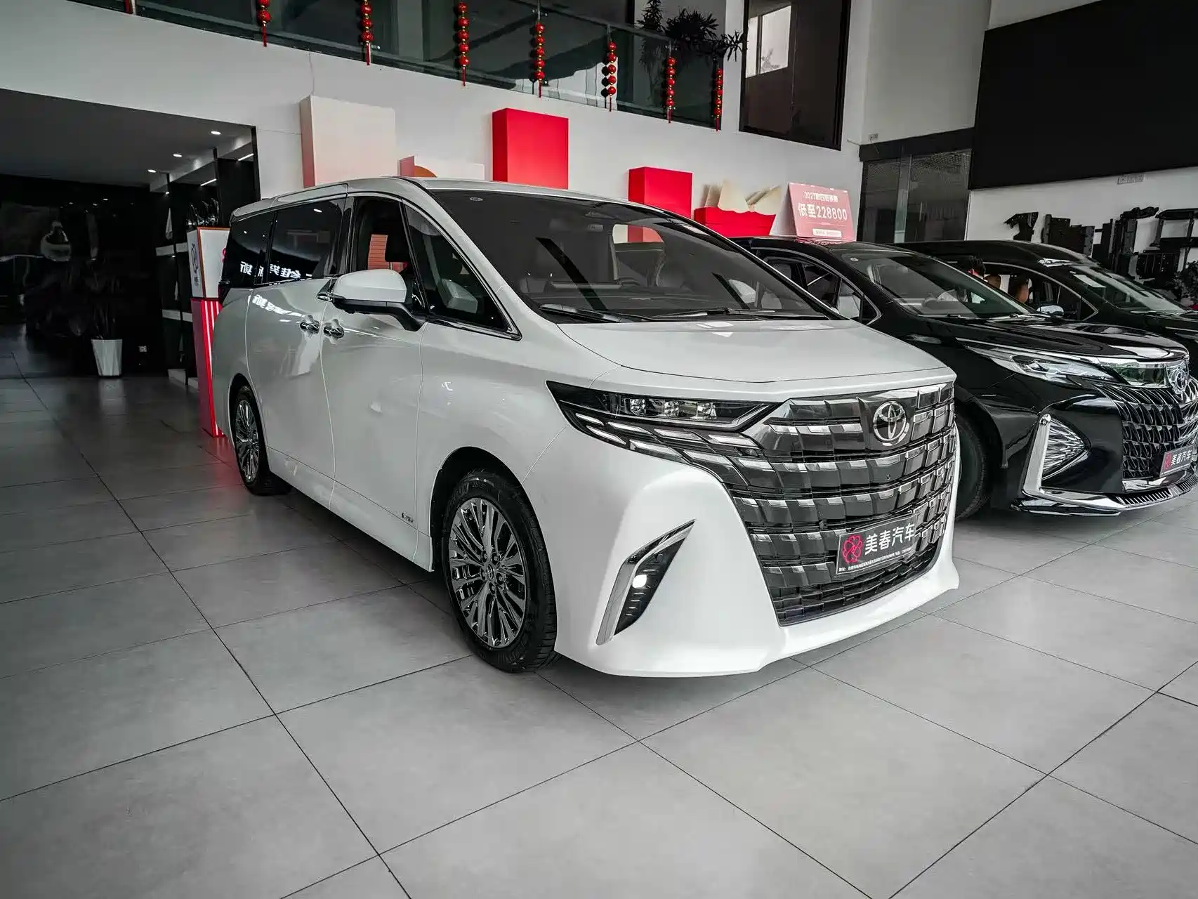 Фото 2 - Toyota Alphard