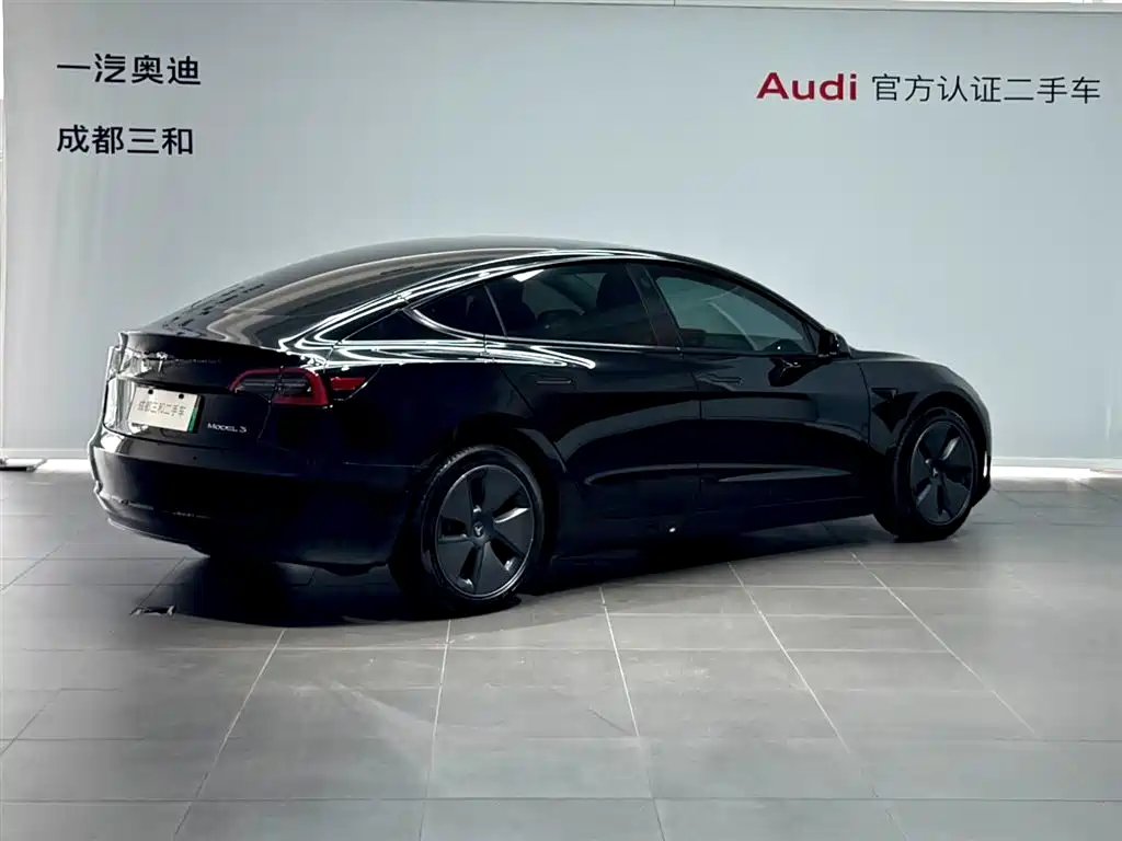 Фото 4 - Tesla Model 3