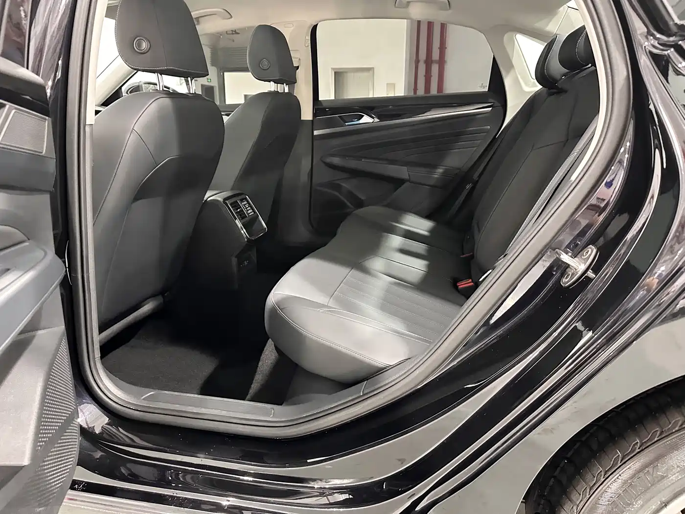 Volkswagen Passat 2024 280TSI Business Edition фото 16