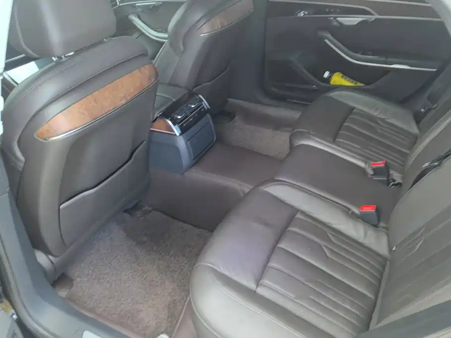 Photo 11 - Audi A8