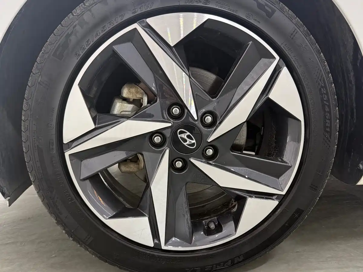 Hyundai Elantra 2022 1.5L CVT LUX Premium Edition фото 19