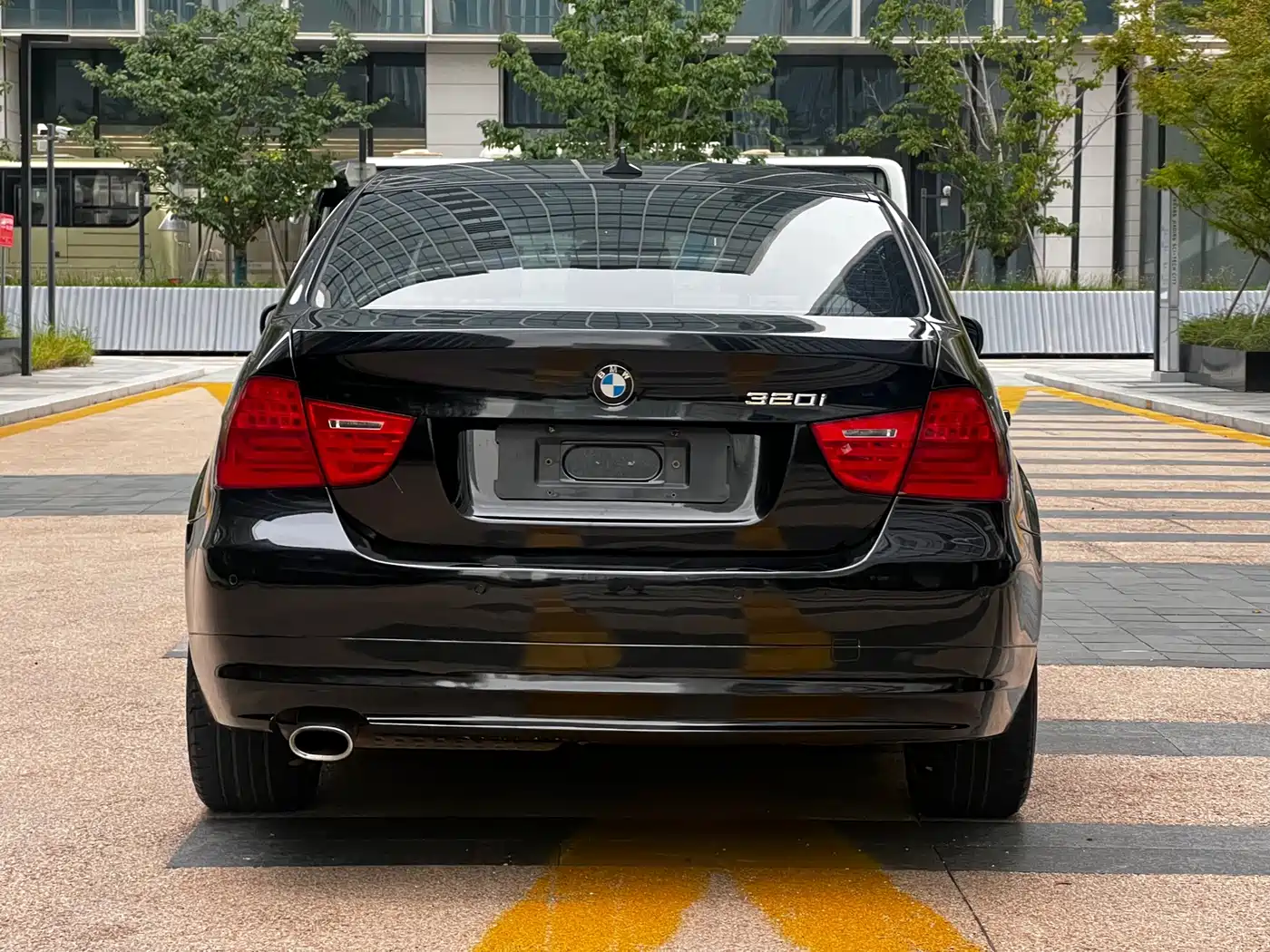 BMW 3 Series 2010 2011 320i Luxury