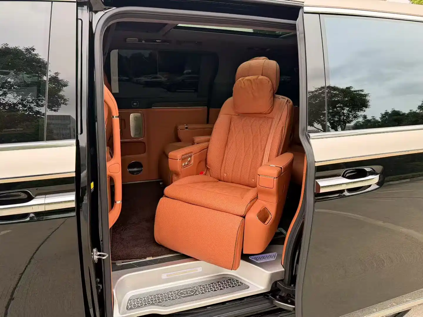 Photo 7 - Zhijie Zunjie MPV