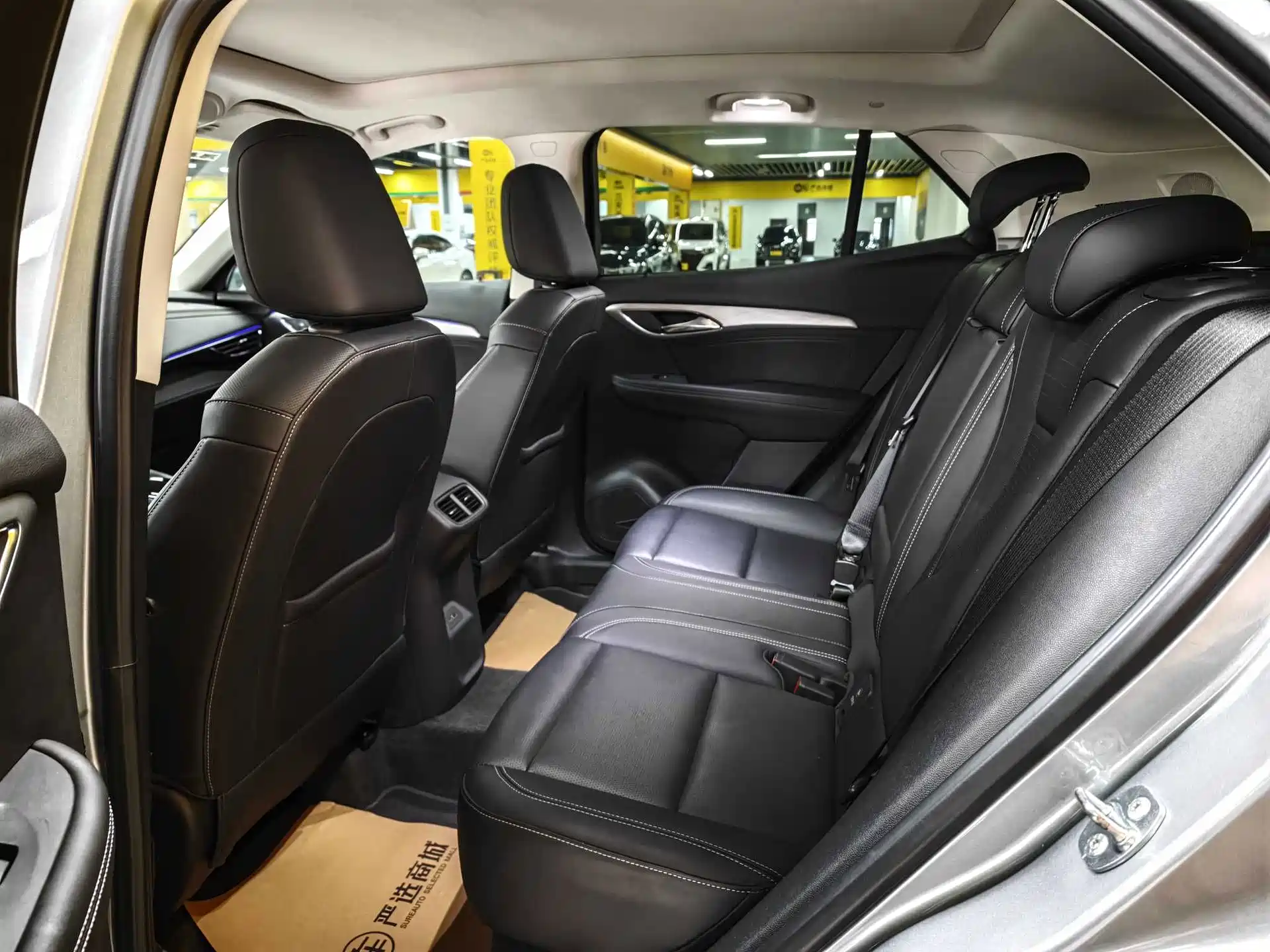 Photo 8 - Buick Envision S
