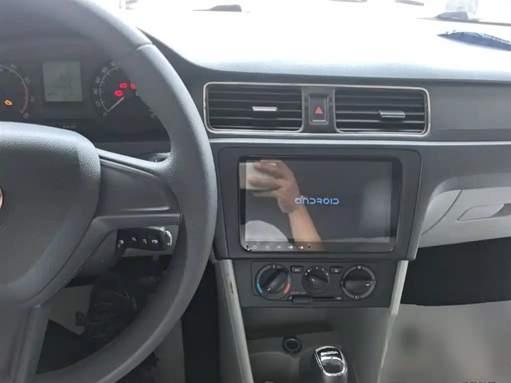 Škoda Rapid 2016 1.6L Automatic Pioneer Edition фото 10