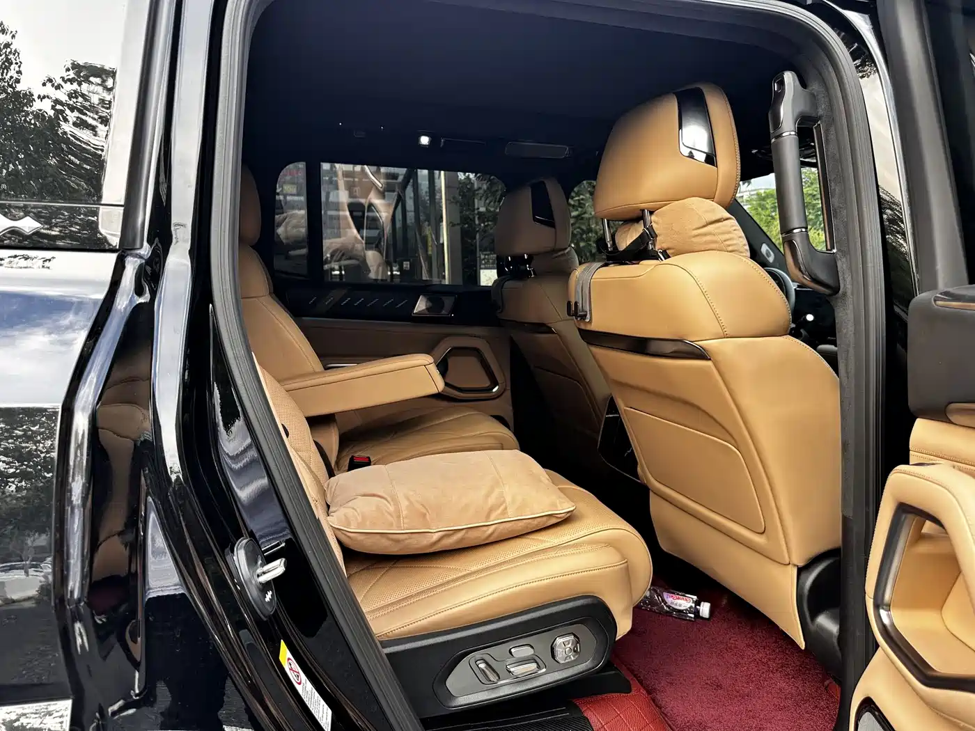 Fang Cheng Bao Leopard 8 2024 2025 Zhiyong Flagship 6-Seater