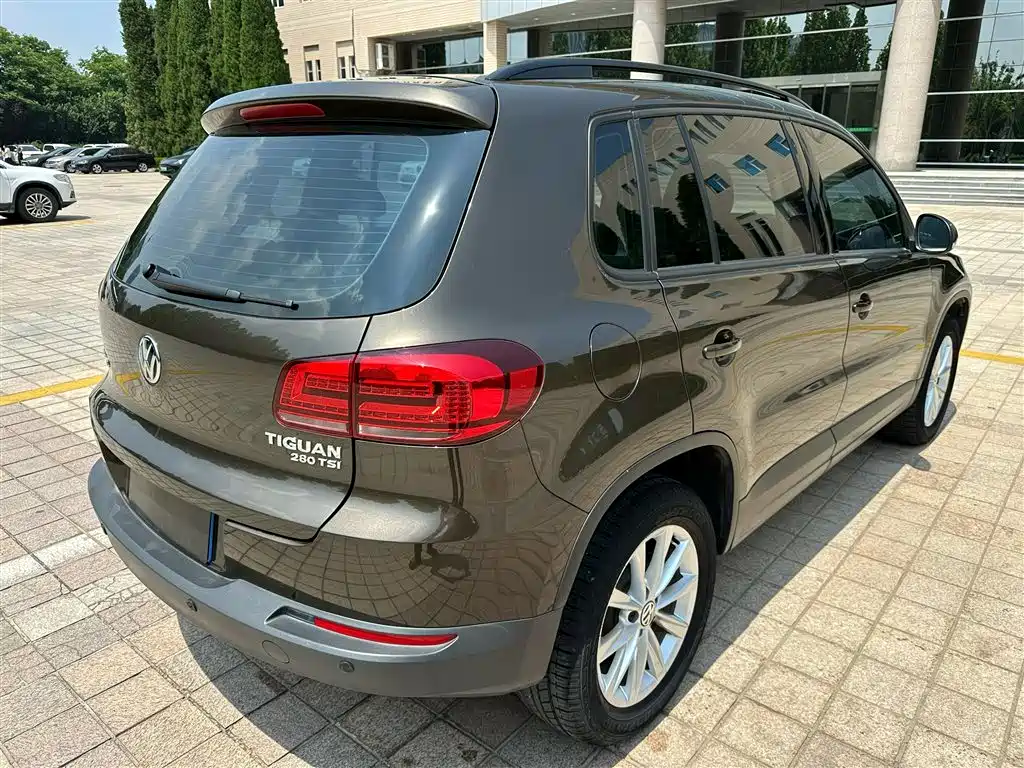 VOLKSWAGEN TIGUAN