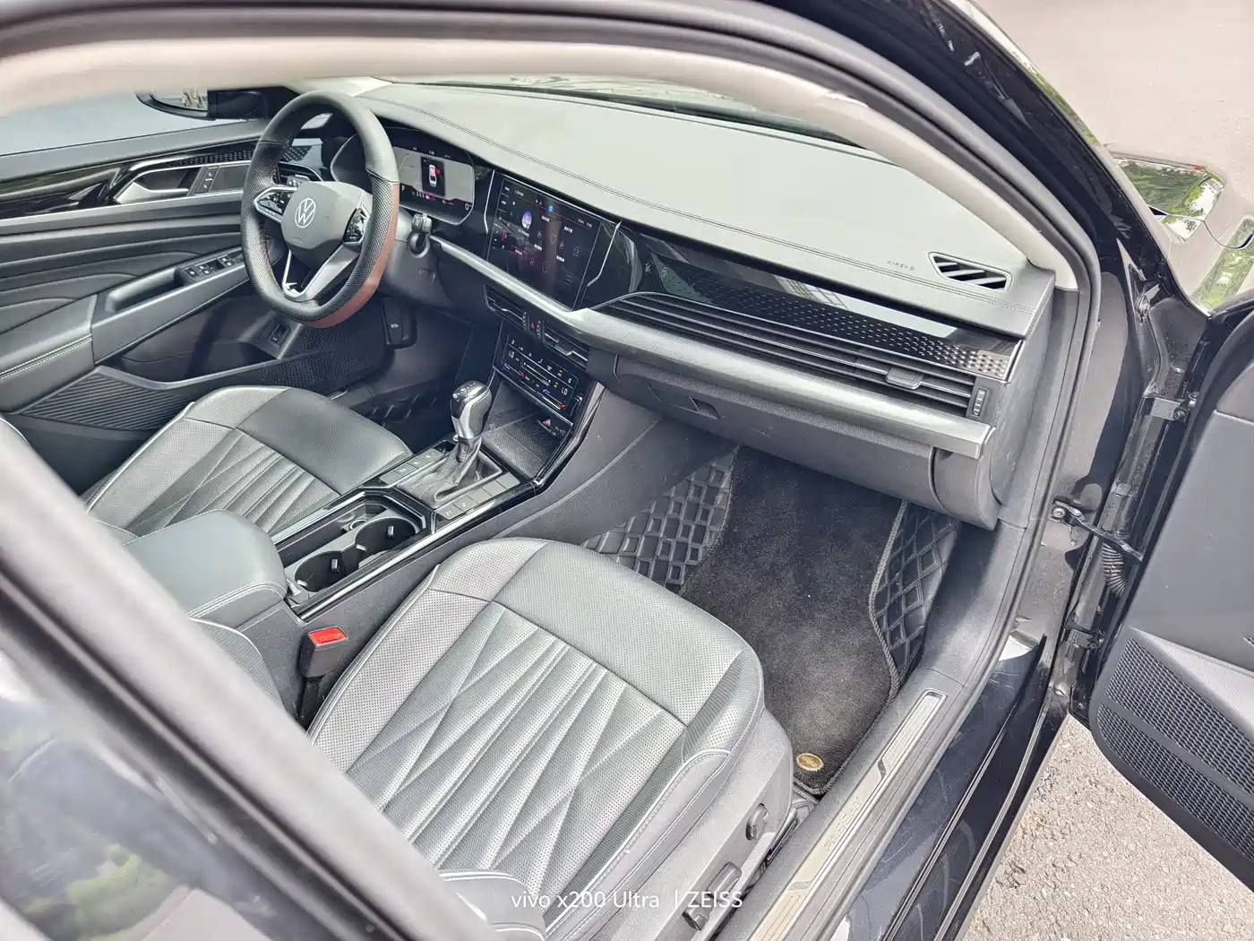Volkswagen Passat 2023 330TSI Luxury Edition фото 9