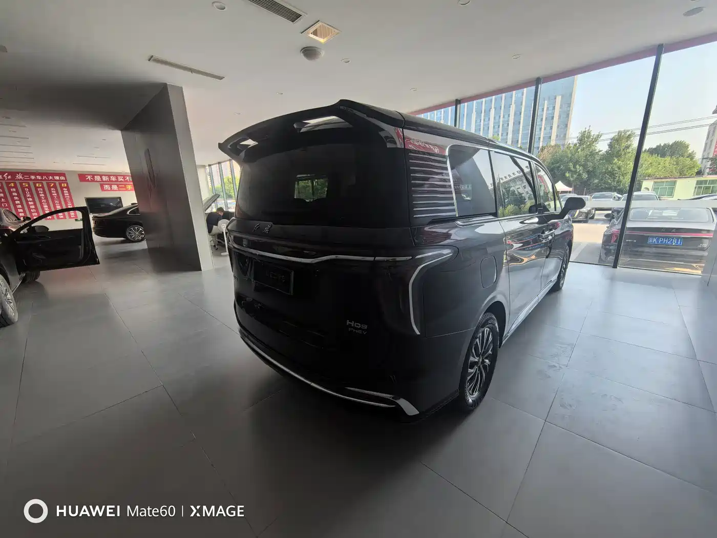 Фото 4 - Hongqi HQ9